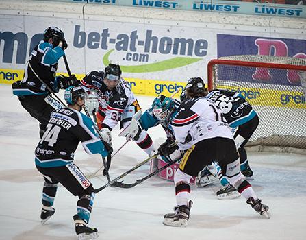 Tormann Michael Ouzas (EHC Liwest Black Wings Linz) klaert vor Radek Cip (HC Orli Znojmo), EHC Liwest Black Wings Linz vs HC Orli Znojmo, Platzierungsrunde