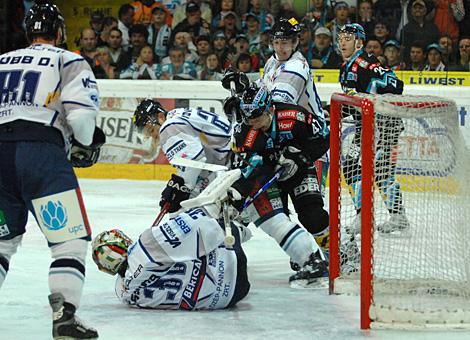 # 47 Lars Helminen, EHC Liwest Black Wings Linz scheitert an der #31 Levente Szuper, Tormann, Alba Volan Szekesfehervar.