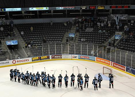 Die Liwest Black Wings Linz verabschieden sich von den Fans aus dem John Labbet Center.