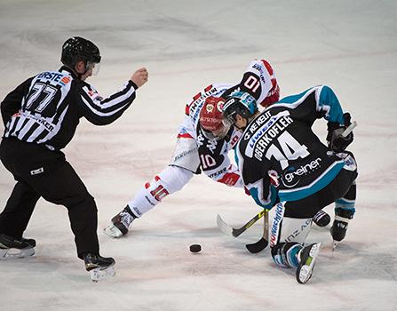 Daniel Oberkofler (EHC Liwest Black Wings Linz) und Patrick Mössmer (HC TWK Innsbruck  Die Haie), EHC Liwest Black Wings Linz vs HC TWK Innsbruck  Die Haie
Daniel Oberkofler (EHC Liwest Black Wings Linz) und Patrick MÃ¶ssmer (HC TWK Innsbruck  Die Ha