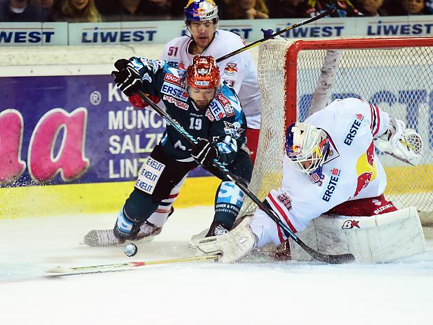 Andrew Jacob Kozek (EHC Black Wings Linz) gegen Matthias Trattnig und Bernhard Brückler (EHC Red Bull Salzburg)
Andrew Jacob Kozek (EHC Black Wings Linz) gegen Matthias Trattnig und Bernhard BrÃ¼ckler (EHC Red Bull Salzburg)