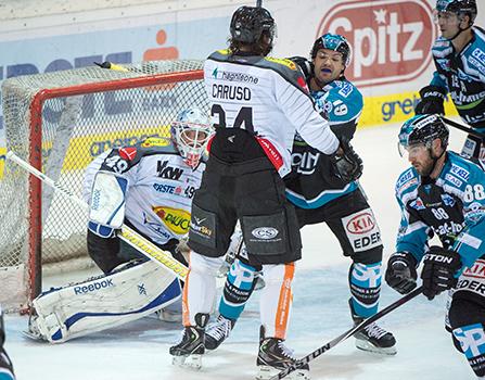 Brett McLean (EHC Liwest Black Wings Linz) und Florian Hardy (Dornbirner Eishockey Club) EHC Liwest Black Wings Linz vs Dornbirner Eishockey Club