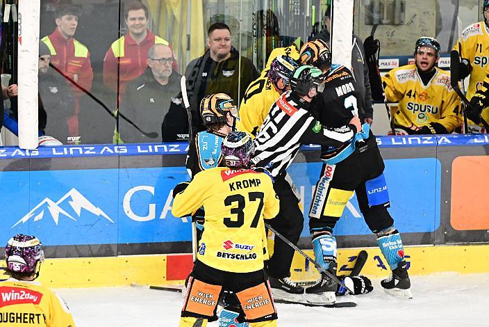  Greg Moro (Steinbach Black Wings Linz), Mario Fischer (spusu Vienna Capitals) beim Faustkampf, Win2Day ICE Hockey League,  Steinbach Black Wings Linz vs Spusu Vienna Capitals,  Linz AG Eisarena 