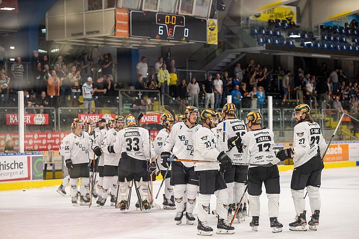 Linz feiert Den Sieg im ersten Testspiel.  Steinbach Black Wings Linz vs Olimpija Ljubljana,  WIn2day ICE Hockey League