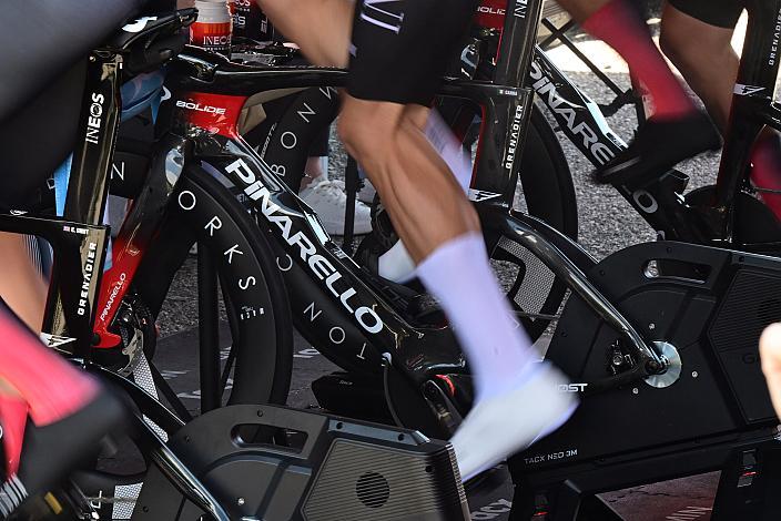 die Beine von Filippo Ganna (ITA, Ineos Grenadiers) 107. Giro d Italia, Stage 14, Castiglione delle Stiviere - Desenzano del Garda (31.2km)