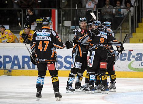 Die Liwest Black Wings jubeln ueber das 3 zu 2 fuer Linz. 