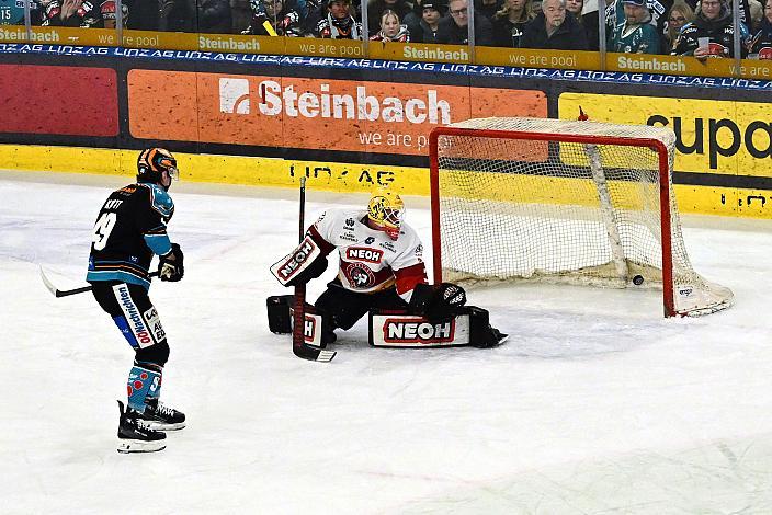 Graham Knott (Steinbach Black Wings Linz) trifft zum 1 zu 0  gegen Tormann Alex Caffi (Bemer Pioneers Vorarlberg) Win2Day ICE Hockey League,  Steinbach Black Wings Linz vs Pioneers Vorarlberg,  Linz AG Eisarena 