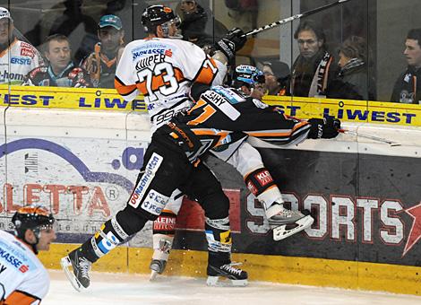 Pat Leahy Liwest Black Wings Linz, im Duell mit Nick Kuiper, Moser Medical Graz 99ers