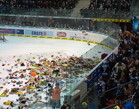 Teddy Bear Toss, EHC Liwest Black Wings Linz vs HC TWK Innsbruck  Die Haie