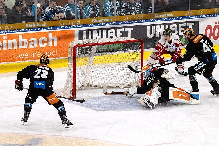 v.l. Martin Schumnig (Steinbach Black Wings Linz), Tormann Rasmus Tirronen (Steinbach Black Wings Linz), Matt Frattin (HCB Suedtirol Alperia), Logan Roe (Steinbach Black Wings Linz), die abgefälschte Scheibe landet im Tor Steinbach Black Wings Linz vs HCB Südtirol Alperia, Viertelfinale, 4. Runde ICE Hockey League, Linz AG Eisarena 