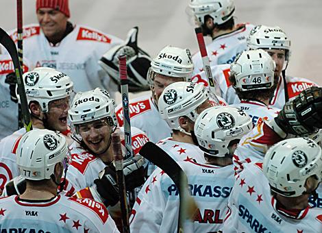 Die Spieler des HK Jesenice jubeln ueber den Sieg nach Penalty Shoot out.