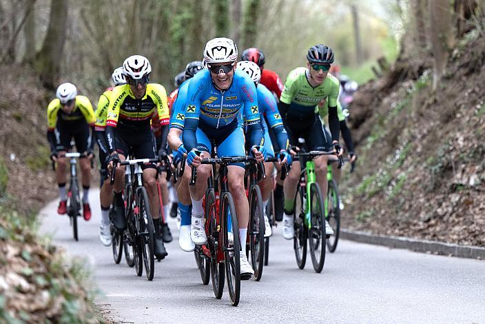 Das Feld im Anstieg mit Mathias Reutimann (SUI, Team Felbermayr Simplon Wels),  Herren Elite, U23, Radliga, 62. Radsaison-Eröffnungsrennen Leonding, Oberösterreich 