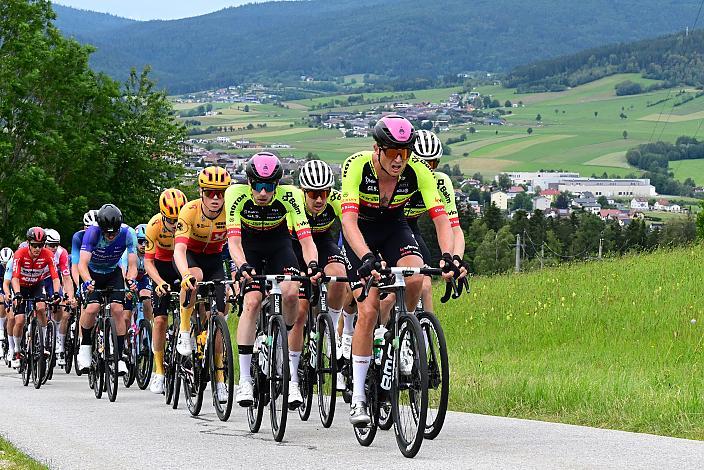 das Peloton mit Moran Vermeulen (AUT, Team Vorarlberg). Wels - Aigen - Schlägl, 14. Int. Raiffeisen OÖ-Radrundfahrt UCI Kat. 2.2