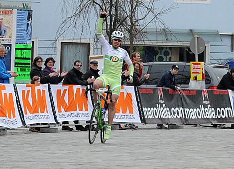 Sieger Matej Marin, Team Perutnina Ptuj feiert den Sieg in Leonding