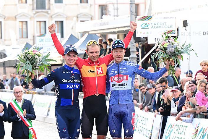 Das Podest 2. Platz  Romain Gregoire (FRA, Groupama - FDJ), der Sieger Magnus Kort (DEN, Uno-X Mobility), 3. Platz Xandro Meurisse (BEL, Alpecin-Deceuninck),  Veneto Classic, Soave - Bassano del Grappa,, Veneto