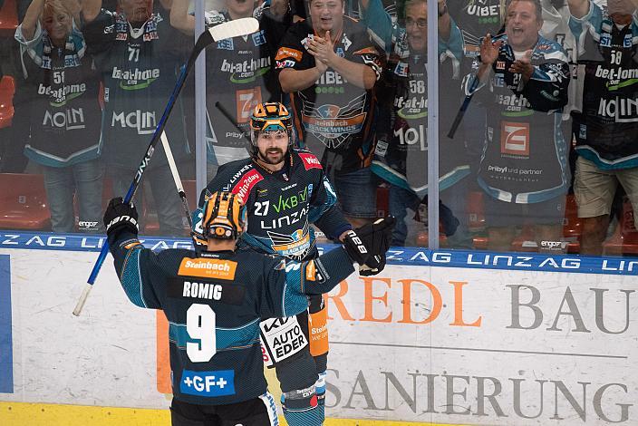 Emilio Romig (Steinbach Black Wings Linz), Shawn St.Amant (Steinbach Black Wings Linz) feiern das Tor zum 1 zu 0,  Steinbach Black Wings Linz vs EC IDM Wärmepumpen VSV, 2. Runde ICE Eishockey Liga, Linz AG Eisarena