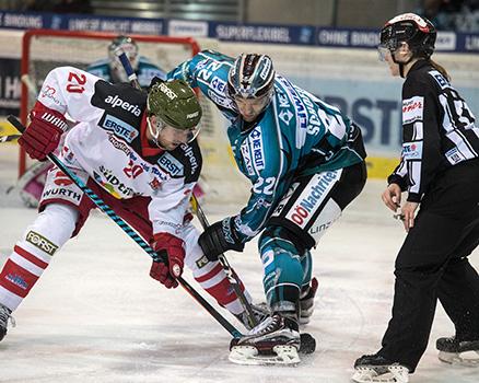 Rick Schofield (EHC Liwest Black Wings Linz) und Jesse Root (HCB Suedtirol Alperia) EHC Liwest Black Wings Linz vs HCB Suedtirol Alperia