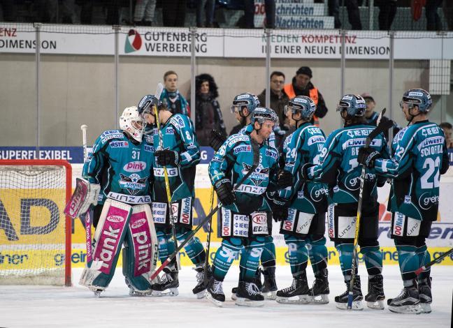 Linz feiert den Sieg  EHC Liwest Black Wings Linz vs HDD Olimpija Ljubljana 