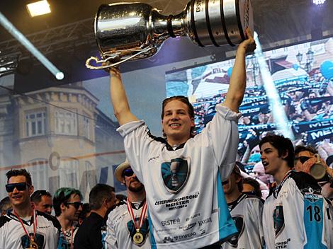 Brian Lebler, mit dem Meisterpokal, EHC Liwest Black Wings Linz  