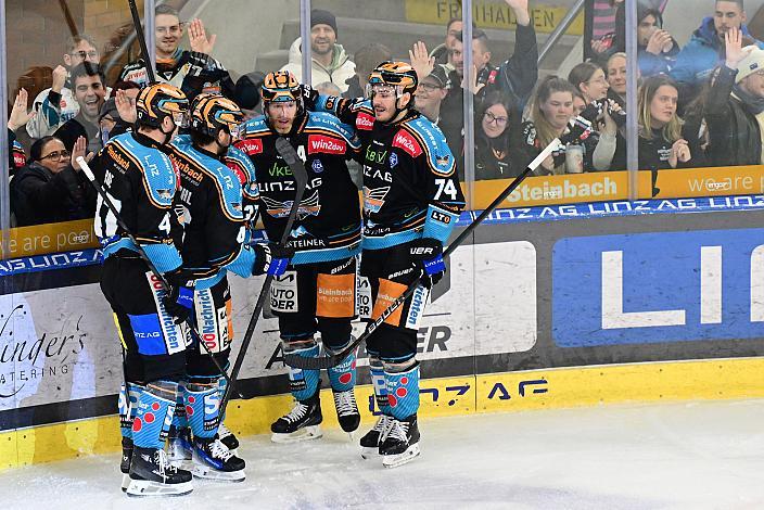 Die Steinbach Black Wings Linz feiern das Tor zum 2 zu 0 durch Sean Collins (Steinbach Black Wings Linz),  Win2Day ICE Hockey League,  Steinbach Black Wings Linz vs EC Red Bull Salzburg,  Linz AG Eisarena 