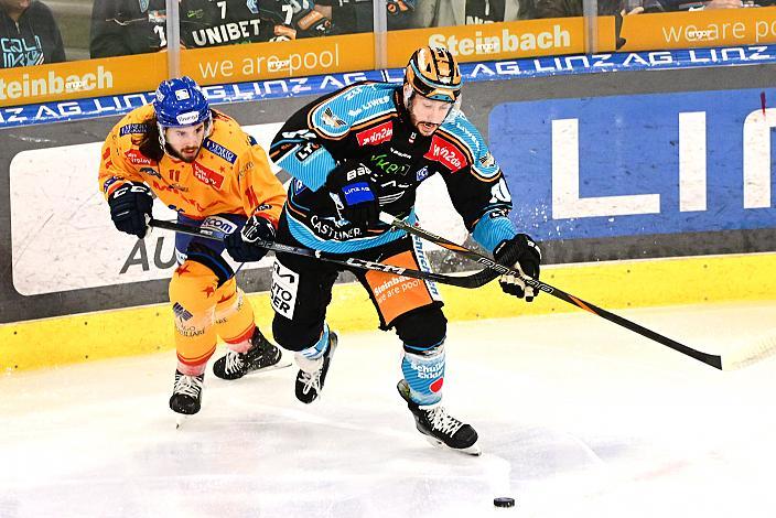 Giovanni Vallati (Migross Supermercati Asiago Hockey 1935), Julian Pusnik (Steinbach Black Wings Linz)  Win2Day ICE Hockey League,  Steinbach Black Wings Linz vs Migross Supermercati Asiago Hockey,  Linz AG Eisarena 