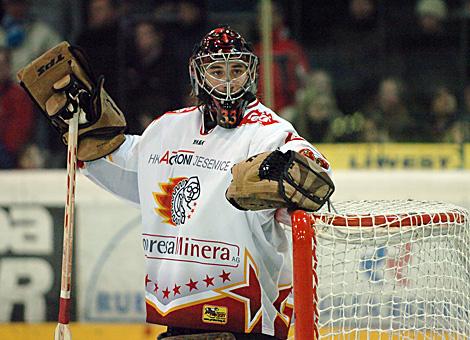 Der Tormann des HK Acroni Jesenice, #33 Robert Kristan.