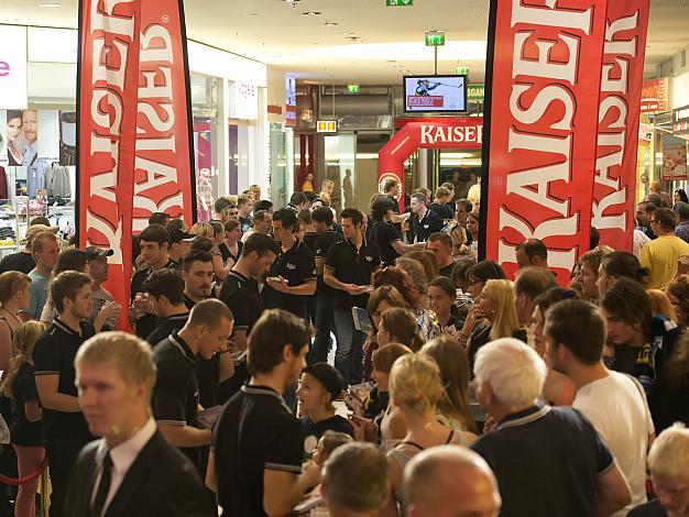 Die Spieler der Liwest Black Wings Linz in der Plus City.