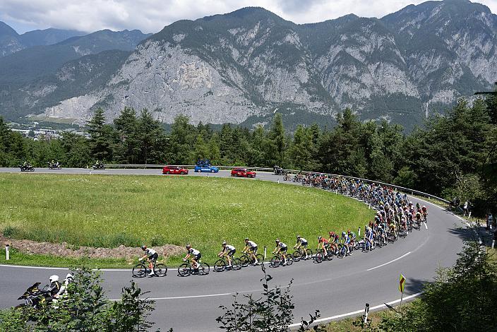 Das Peleton im Anstieg nach Axams 72. Tour of Austria, 2. Etappe St.Anton am Arlberg -  Innsbruck