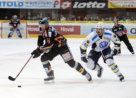 Gregor Baumgartner, Liwest Black Wings Linz verfolgt von Conrad MArtin, KHL Medvescak Zagreb 