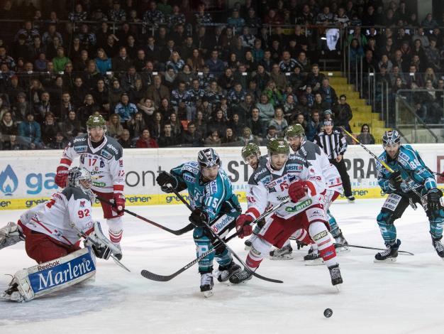 Brett McLean (EHC Liwest Black Wings Linz) und Tormann Marcel Melichercik (HCB Suedtirol Alperia) und Alexander Egger (HCB Suedtirol Alperia)  EHC Liwest Black Wings Linz vs HCB Suedtirol Alperia 3. Viertelfinale