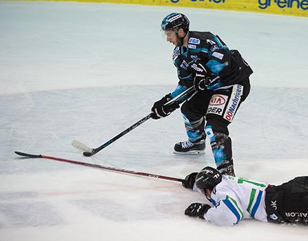 Marc-Andre Dorion (EHC Liwest Black Wings Linz) und Kristjan Cepon (HDD TELEMACH Olimpija Ljubljana), EHC Liwest Black Wings Linz vs HDD TELEMACH Olimpija Ljubljana, Laibach