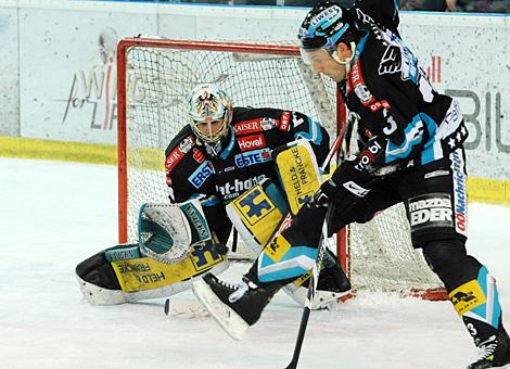 #32 Alex Westlund, Tormann, EHC Liwest Black Wings Linz wehrt einen Schuss ab, im Vordergrund die #3 Ray DiLauro, EHC Liwest Black Wings Linz.