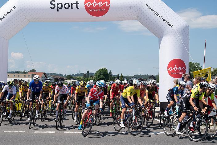 Start zur 2 Etappe beim Modehaus Stöcker, Eferding - Niederkappel,  Int. Raiffeisen Oberösterreich Rundfahrt UCI Kat. 2.2