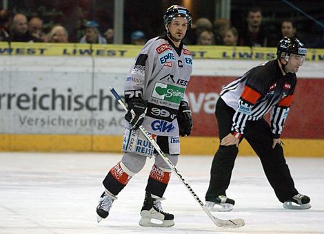 #70 Tommy Jakobsen, Verteidiger, Graz 99ers im Hintergrund Schiedsrichter Georg Veit.