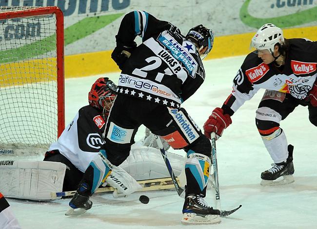 #21 Philipp Lukas, EHC Liwest Black Wings Linz scheitert an der #1 im Tor der Slowenen Andrej Hocevar, HK Acroni Jesenice.