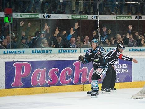 Jason Ulmer, Linz  feiert das Siegestor, EHC Liwest Black Wings Linz vs HCB Suedtirol, 5. Viertelfinale