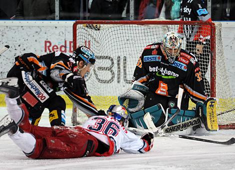 Marco Pewal EC Red Bull Salzburg trifft gegen den Tormann Alex Westlund Liwest Black Wings Linz