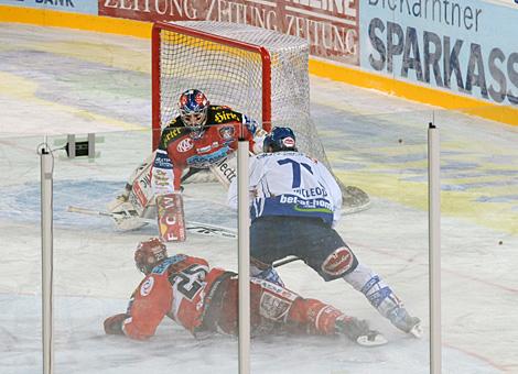 Der VSV hier Kiel McLeod stuermt auf das Tor des KAC gehuetet von Jordan Parise.