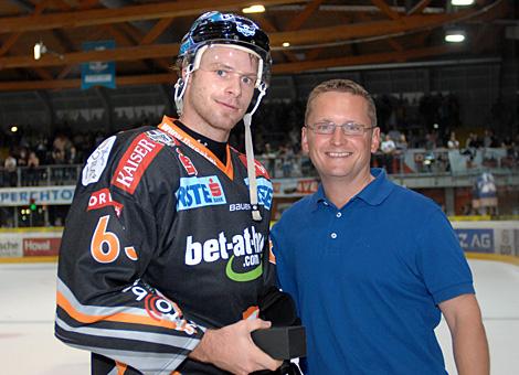 Markus Schlacher, Liwest Black Wings Linz Spieler des Abends. Mit Helmut Eder vom Autohaus Eder.   