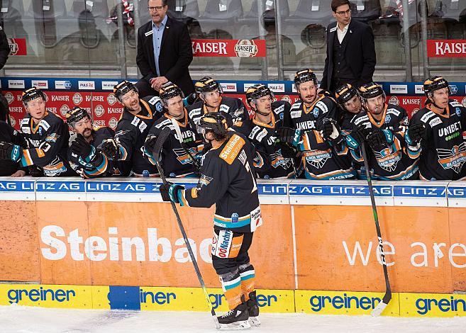 Die Black Wings 1992 feiern das Tor von Brian Lebler (Steinbach Black Wings 1992), zum Black Wings Linz vs Dornbirn Bulldogs , Eishockey, Bet at Home ICE Hockey League