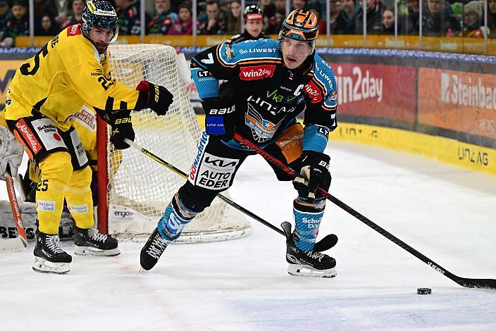 Jeremy Gregoire (spusu Vienna Capitals), Brian Lebler (Steinbach Black Wings Linz)  Win2Day ICE Hockey League,  Steinbach Black Wings Linz vs Spusu Vienna Capitals,  Linz AG Eisarena 