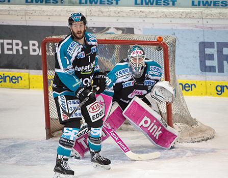 Brett Palin (EHC Liwest Black Wings Linz) und Tormann Michael Ouzas (EHC Liwest Black Wings Linz), EHC Liwest Black Wings Linz vs Dornbirner Eishockey Club, Platzierungsrunde