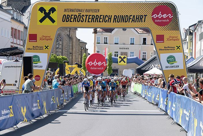 Das Peleton in Bad Leonfelden, 2. Etappe Wels - Bad Leonfelden, Int. Raiffeisen Oberösterreich Rundfahrt UCI Kat. 2.2