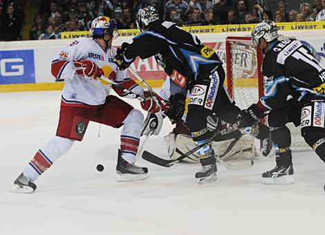 Pat Leahy und Eric Healey Liwest Black Wings Linz vor dem Tor des EC Red Bull Salzburg