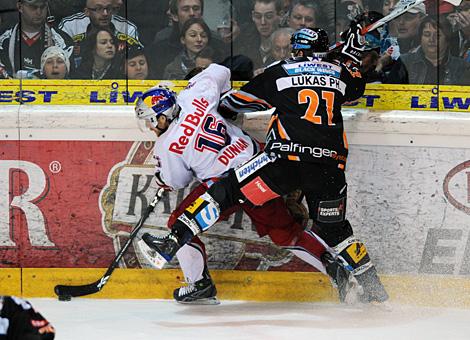 Philipp Lukas Liwest Black Wings Linz vs Ryan Duncan EC Red Bull Salzburg