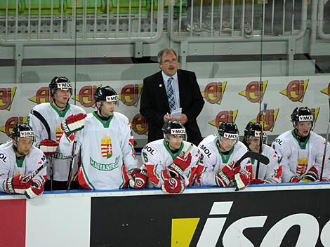 Die Bank von Team Ungarn, Trainer Kevin Primeau
