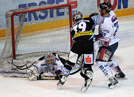 Gregor Baumgartner Liwest Black Wings Linz vs. Tormann Zoltan Hetenyi SAPA Fehervar AV19