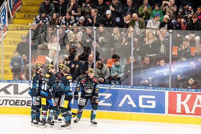 Die Steinbach Black Wings Linz feiern das Tor zum 3 zu 2 Zwischenstand, Steinbach Black Wings Linz vs HK SZ Olimpija Ljubljana, Linz AG Eisarena 