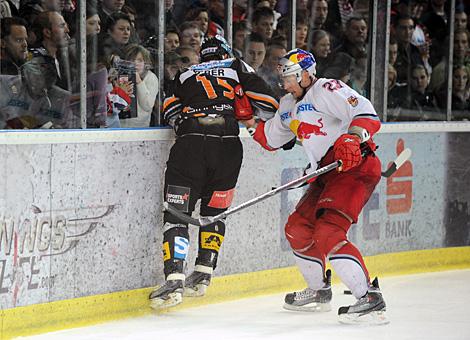 Rob Shearer Liwest Black Wings Linz im Duell mit "grap and clatch" Mike Siklenka EC Red Bull Salzburg
Rob Shearer Liwest Black Wings Linz im Duell mit "grap and clatch" Mike Siklenka EC Red Bull Salzburg