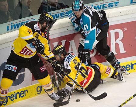 Mario Altmann (EHC Liwest Black Wings Linz) und Danny Bois (UPC Vienna Capitals), EHC Liwest Black Wings Linz vs UPC Vienna Capitals